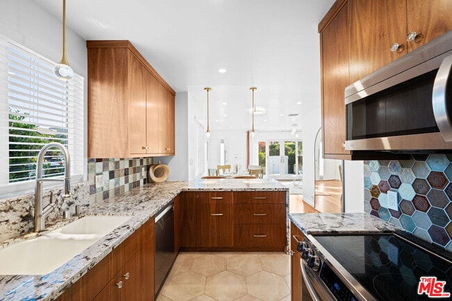 Building Photo - 2152 Parnell Ave