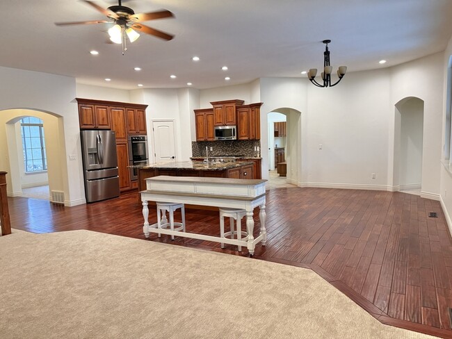 Building Photo - 14328 S Log Home Ln