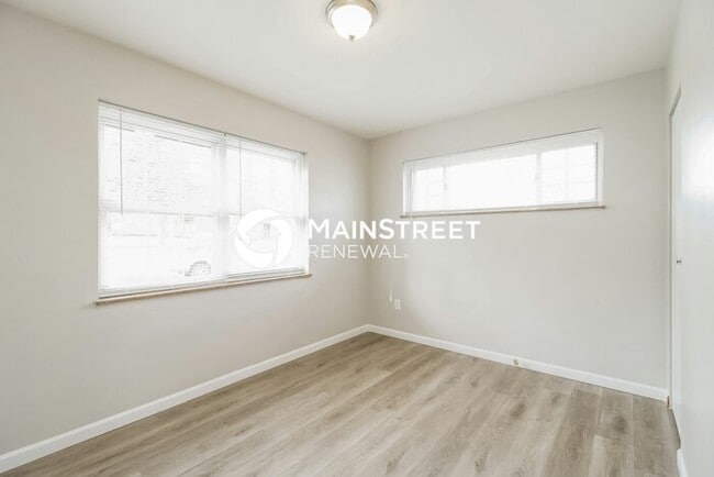 Building Photo - 4 Bedroom Pet-Friendly Home in Cincinnati, OH with Main Street Renewal
