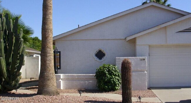 Building Photo - 519 W Kings Ave