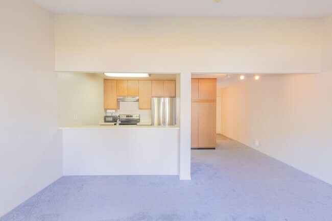 Building Photo - 1527 Four Oaks Cir