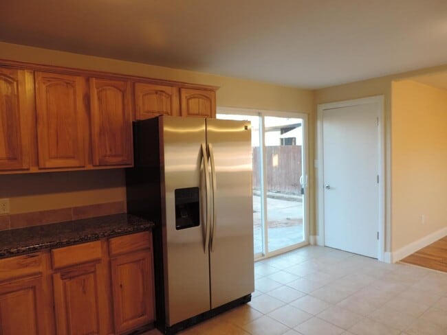 Building Photo - Dog Friendly - 4 Bedroom with Granite Counter tops.