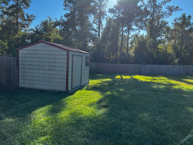 Building Photo - 3/2 with large fenced in yard!