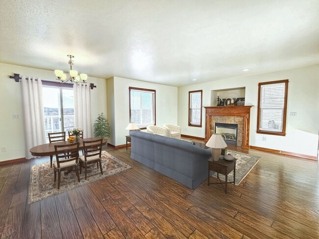 Building Photo - $2,200 -  3 Bed / 2.5 Bath Beautiful Spokane Valley House