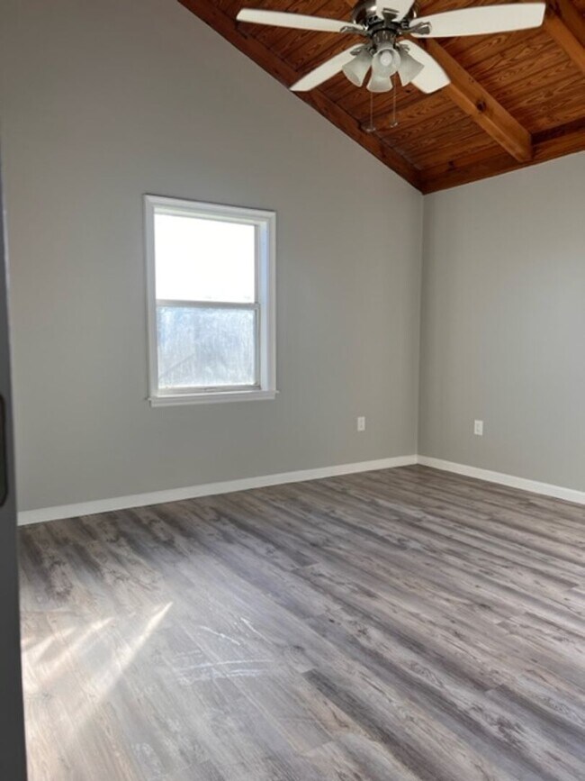 Building Photo - 4.5 Acres Right on the River!!!