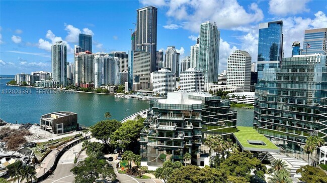 Building Photo - 520 Brickell Key Dr