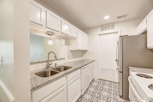 Building Photo - 529 Warm Springs Cir