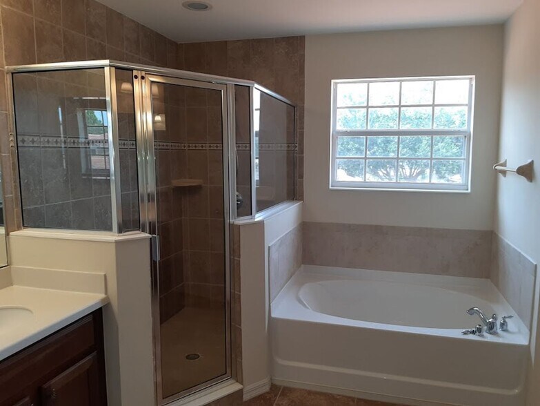 Building Photo - Coming OCT  ! 2 Story 5/  3.5  home in gated community