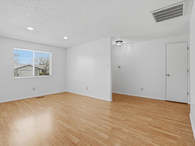 Building Photo - Upgraded Sparks Home