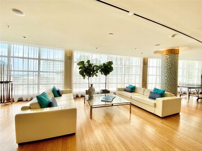 Building Photo - 253 NE 2nd St