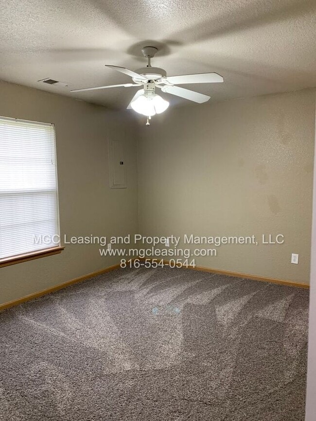 Building Photo - Grain Valley One Level Duplex!