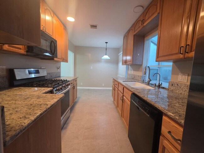 Building Photo - 6503 White Oak Ave