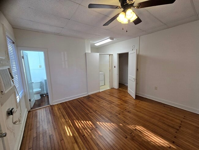 Building Photo - 940 Bay St NE