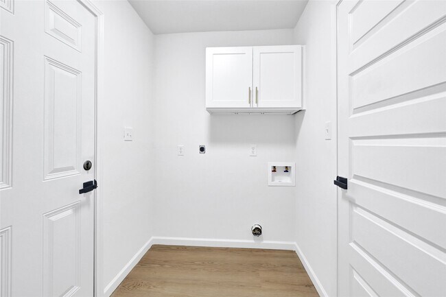 Building Photo - 7114 Fox Run Dr