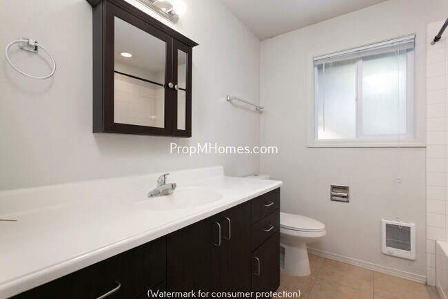 Building Photo - 15535 NE Glisan St