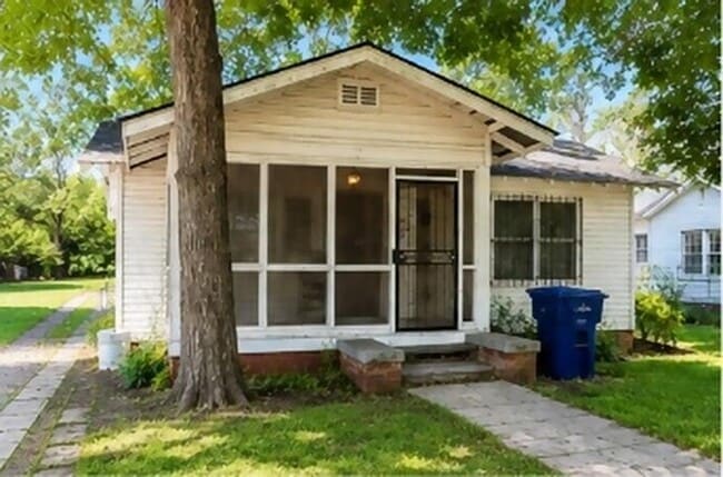 Building Photo - 640 Magnolia St