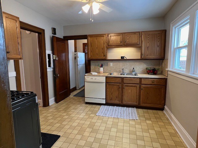 Building Photo - 2198 Chesterland Ave