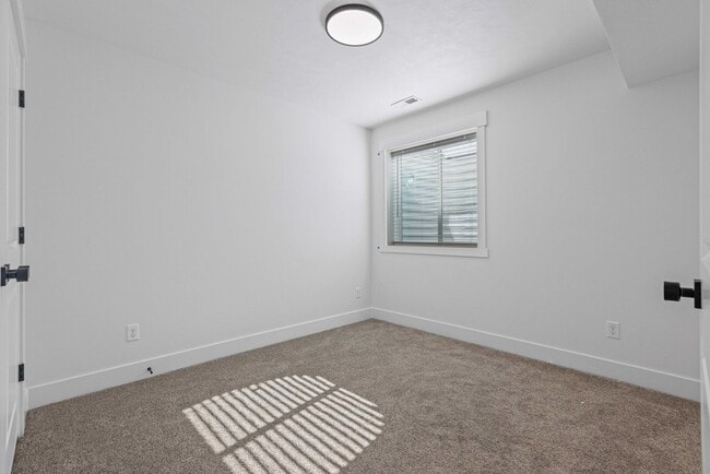 Building Photo - B532AG