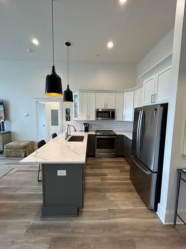 Building Photo - Beautifully Furnished 1/1 Apartment in Downtown Broad St.- $2,350