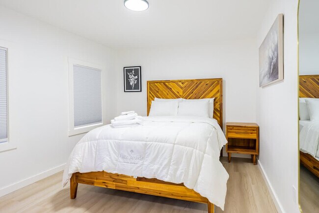 Building Photo - 42 White St Pl