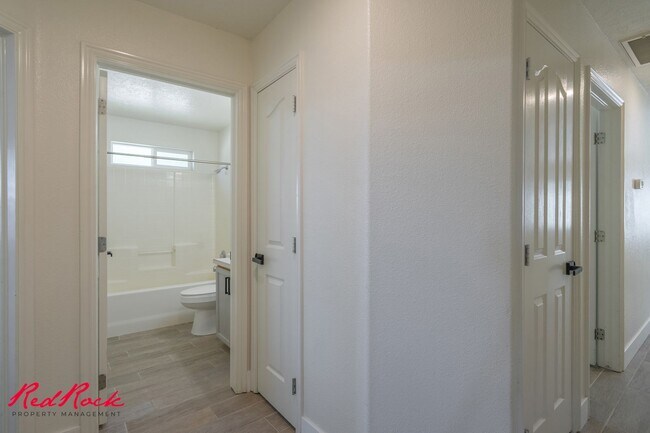 Building Photo - Small Dog Friendly! 3 Bedroom Single-Level...