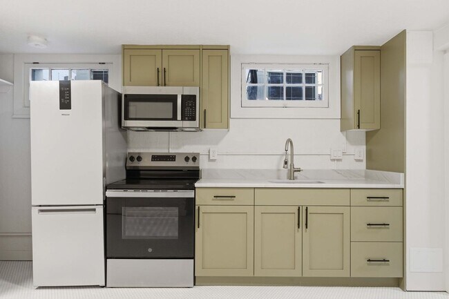 Building Photo - All-Utilities-Included Studio in Historic Bristol Manor | Pet Friendly