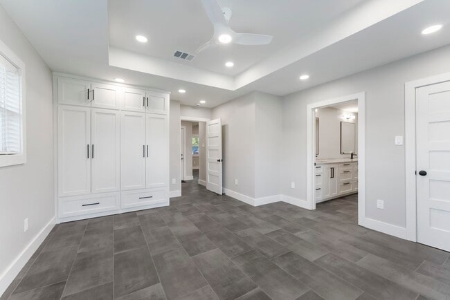 Building Photo - 2223 Hialeah Dr