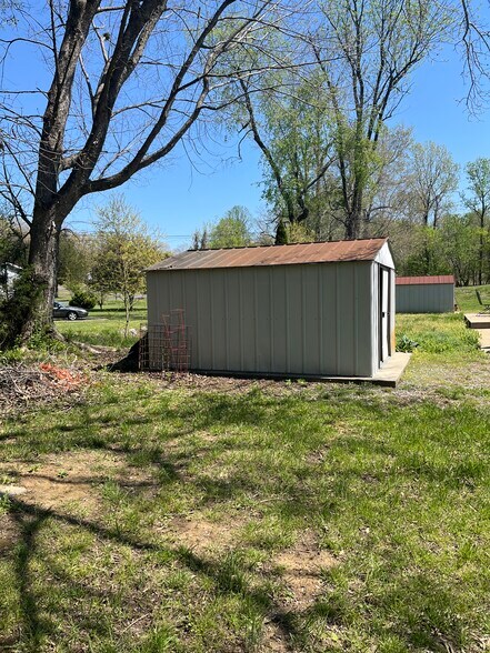 Convenient storage shed for tools and toys - 1246 KY-1271