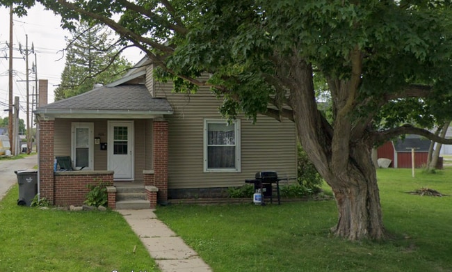 Building Photo - 406 S Elm St