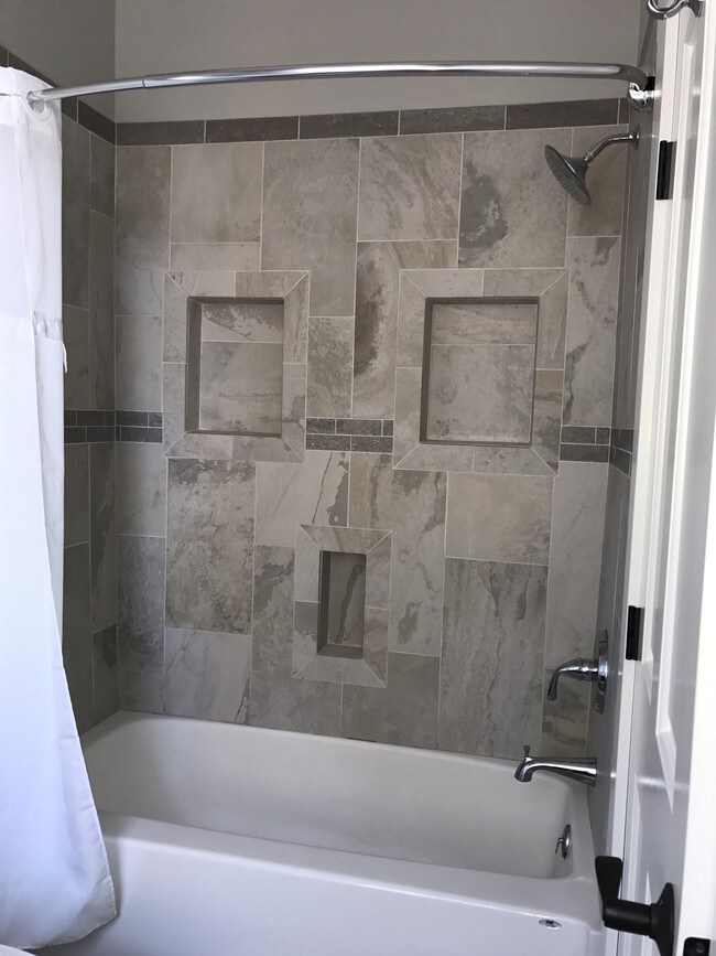 tile shower/ bath - 316 Dorney Plz