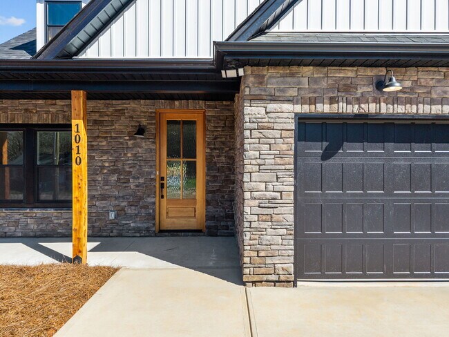 Building Photo - 1010 Gibson Rd