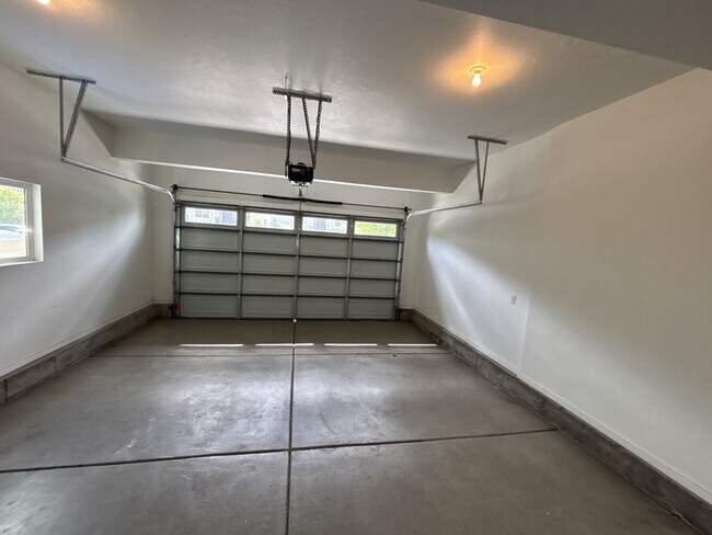 Building Photo - 2676 N Heston Park