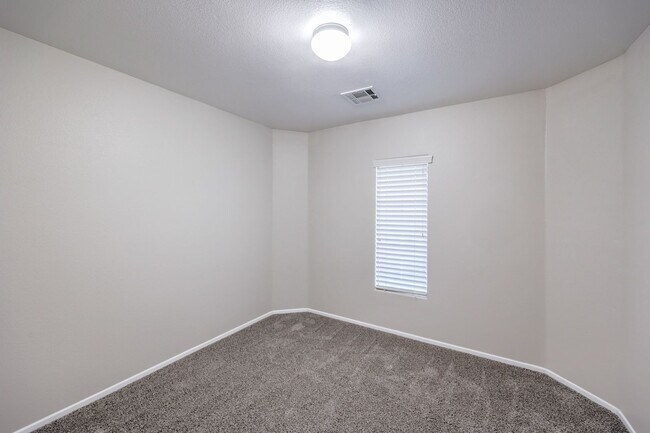 Building Photo - Gorgeous 6Bed/5Bath/4Car, 2-Story Home located in the Mountains Edge