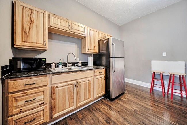 Building Photo - 712 S 900 E