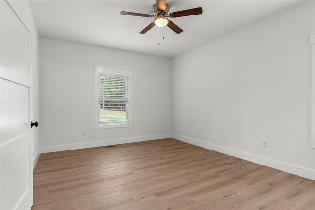 Building Photo - 246 Magnolia Dr