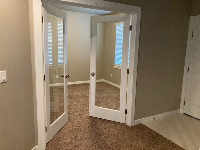 Building Photo - Newer Home In North Albany! Nealy 2500 sq ...