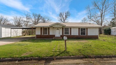 Building Photo - Cute home in New Boston