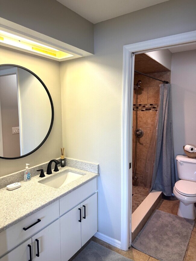 Building Photo - Fully Furnished Waterfront Condo For Rent!