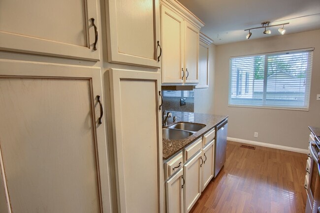Building Photo - Stunning Condo Unit In Prime Location!