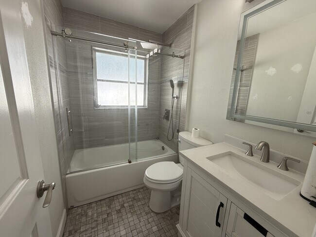 Building Photo - 2304 Country Club Rd