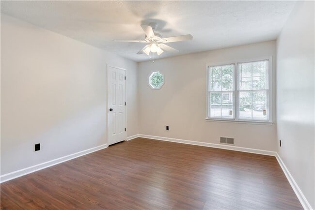 Building Photo - 61 Powers Ferry Rd