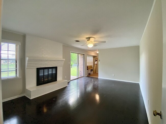 Building Photo - 3 Bedroom 2 Bath House