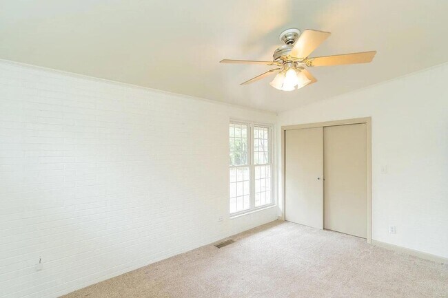 Building Photo - 203 Hathaway Dr