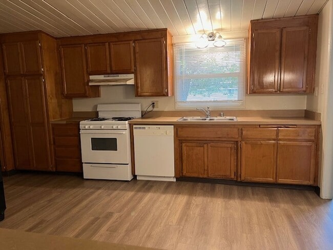 Building Photo - 22 Candy St