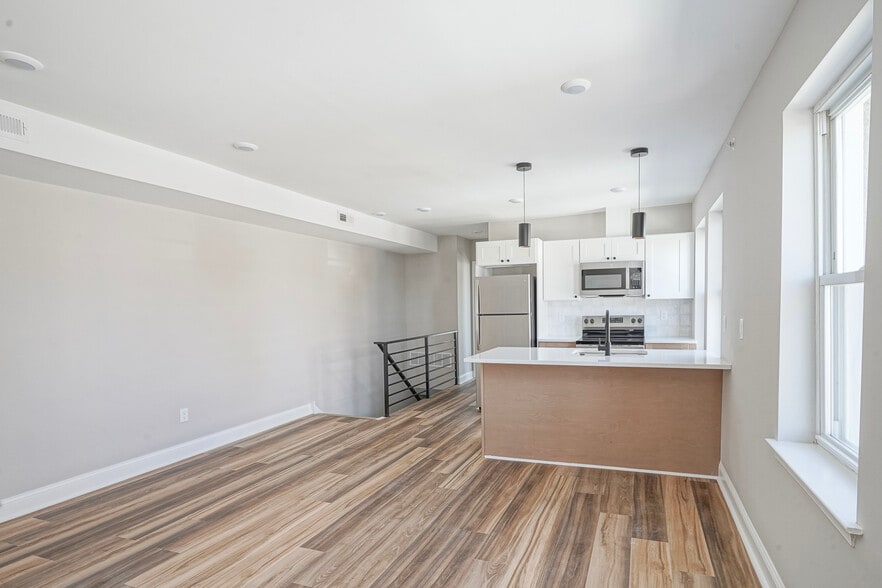 Building Photo - 133 S 57th St