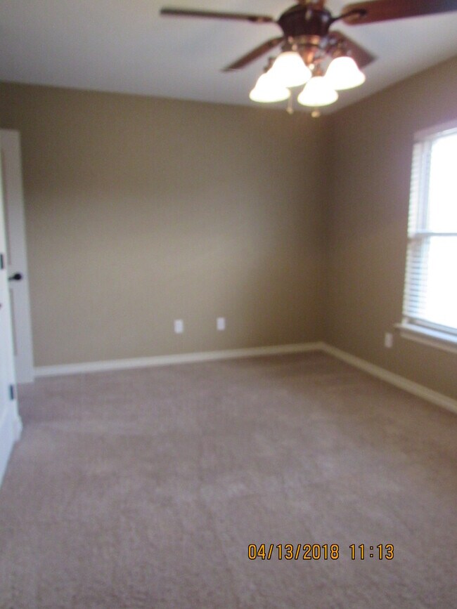 Building Photo - Fantastic home located in Eastlake