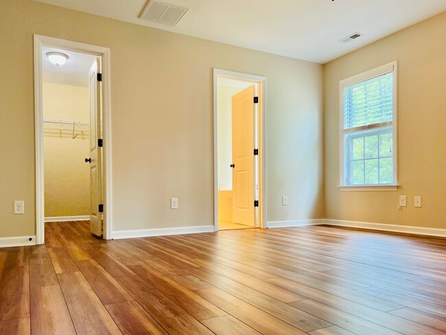 Building Photo - Sellhorn Heights Beauty, 4BR/2.5BA, Fenced...