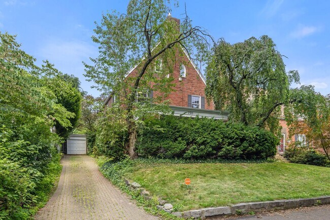 Primary Photo - *Beautifully Updated & Spacious 4BD/3.5BA ...