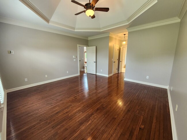 Building Photo - Gorgeous 4/3.5 with amazing back patio!