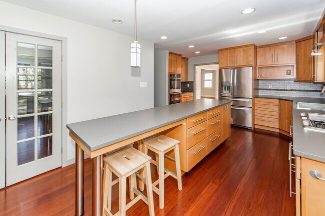 Building Photo - 4 Bedroom 2.5 Bath House in Montclair - We...